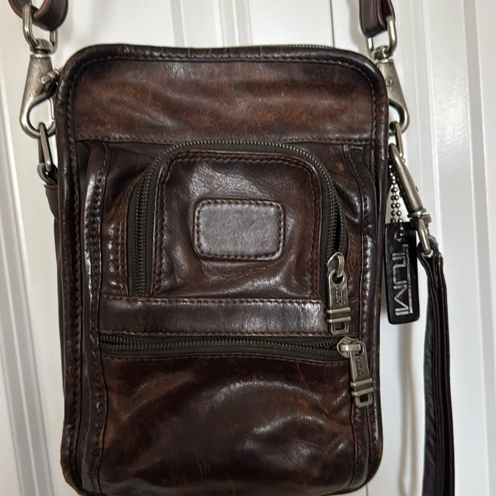Tumi shoulder bag, all leather